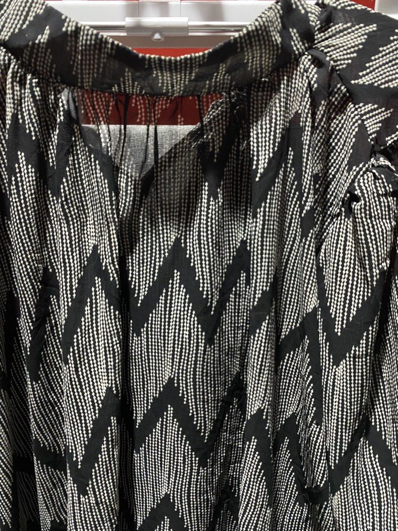 Black and White Zigzag Pattern Long Sleeve Blouse (Category: Blouses) located in Bauang. Submitted by nrrandomthings (Listing ID 1458659544, Image 2). Description: - Stylish black and white zigzag long sleeve blouse - Textured fabric for a unique look - Flattering V-neckline - Trendy puff sleeves - Versatile for casual outings or dressing up.