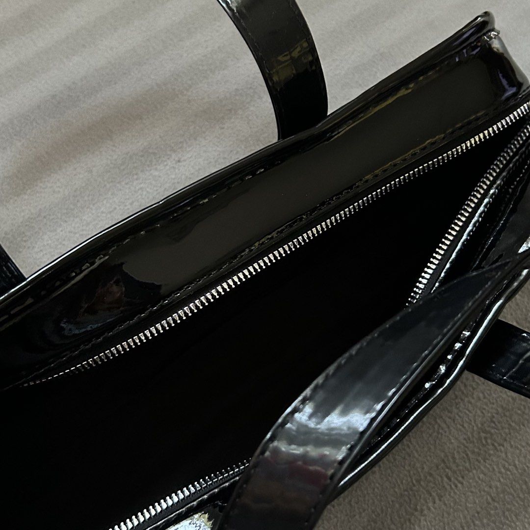 Black Bow Detail Handbag (Category: Purses & Pouches) located in San Pedro. Submitted by aa_jaye (Listing ID 1458645874, Image 2). Description: ⊹ never been used ⊹ in perfect condition check out my listings for more items! ▫️payment: gcash / bank transfer ▫️delivery: j&t / lalamove (can ship from bgc or san pedro, laguna).