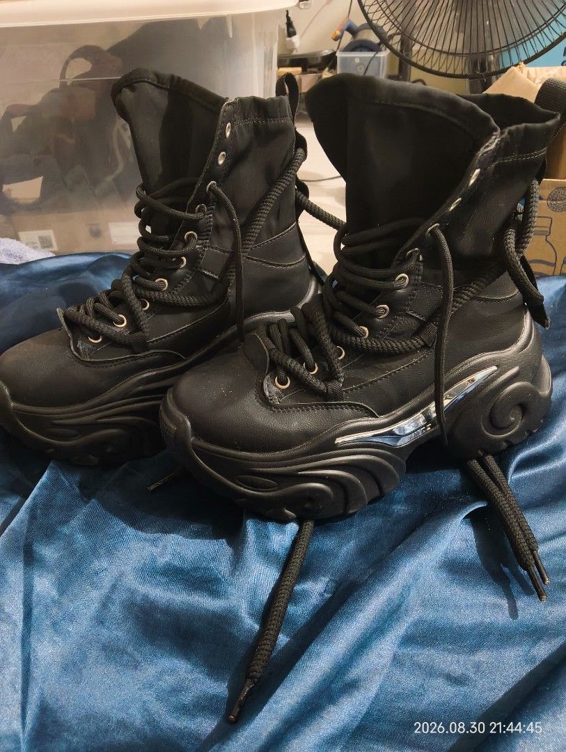 Black Cloud Wave Design Platform Boots Size 37 (Category: Boots) located in Quezon City. Submitted by allietorres (Listing ID 1458641661, Image 1). Description: ang dami niyong naglilike pero walang nagmemessage!! 😭😭😭😭 - Preloved Black boots - Chunky platform sole - Lace-up front - High-top design - Size 37 - Adds an edgy touch to any outfit.
