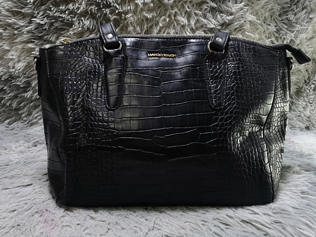 Black Exotic Leather Shoulder Bag (Category: Shoulder Bags) located in Santa Cruz. Submitted by jmy_surplus.2 (Listing ID 1458645139, Image 1). Description: Size ; L - 10 W - 17 Color ; Black Type ; Shoulder bag Brand ; No brand Material ; Leather Style ; Black leather Zipper Closure Shoulder bag LR 168 JMY 5 Batch #217.