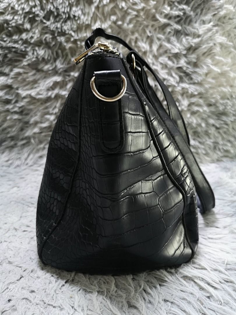 Black Exotic Leather Shoulder Bag (Category: Shoulder Bags) located in Santa Cruz. Submitted by jmy_surplus.2 (Listing ID 1458645139, Image 3). Description: Size ; L - 10 W - 17 Color ; Black Type ; Shoulder bag Brand ; No brand Material ; Leather Style ; Black leather Zipper Closure Shoulder bag LR 168 JMY 5 Batch #217.