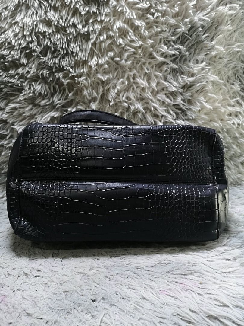 Black Exotic Leather Shoulder Bag (Category: Shoulder Bags) located in Santa Cruz. Submitted by jmy_surplus.2 (Listing ID 1458645139, Image 2). Description: Size ; L - 10 W - 17 Color ; Black Type ; Shoulder bag Brand ; No brand Material ; Leather Style ; Black leather Zipper Closure Shoulder bag LR 168 JMY 5 Batch #217.