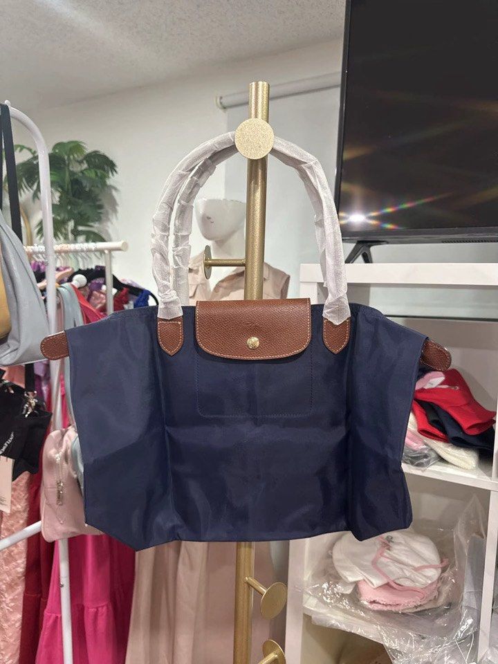 Black Le Pliage Medium Tote Shoulder Bag (Category: Luxury Bags & Wallets) located in San Fernando. Submitted by stationpurse (Listing ID 1458644588, Image 3). Description: Brand New(no flaws) Top Quality .