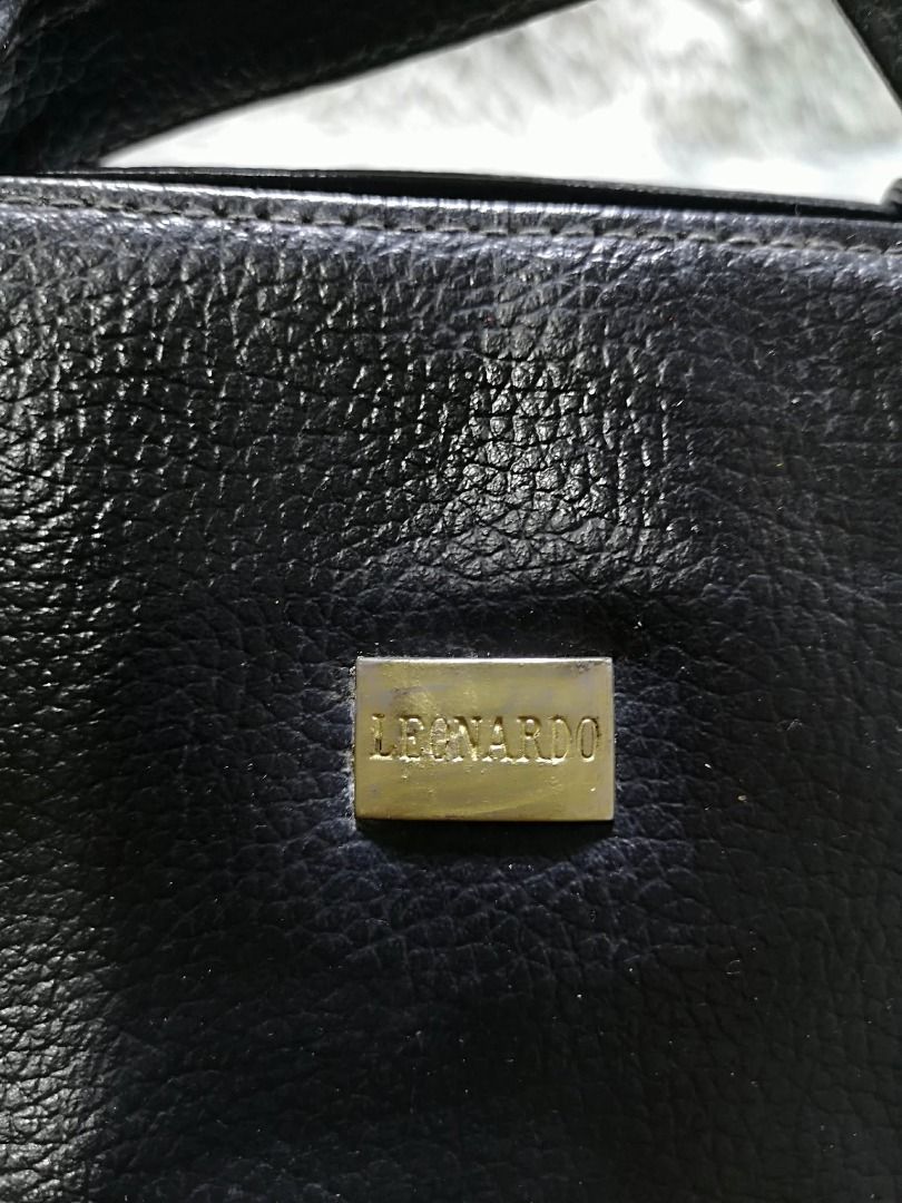 Black leather Shoulder Bag (Category: Shoulder Bags) located in Santa Cruz. Submitted by jmy_surplus.2 (Listing ID 1458601461, Image 2). Description: Size ; L - 9.5 W - 14 Color ; Black Type ; Shoulder bag Brand ; No brand Material ; Leather Style ; Zipper Closure Leather Shoulder bag LR 168 JMY 5 Batch #217.