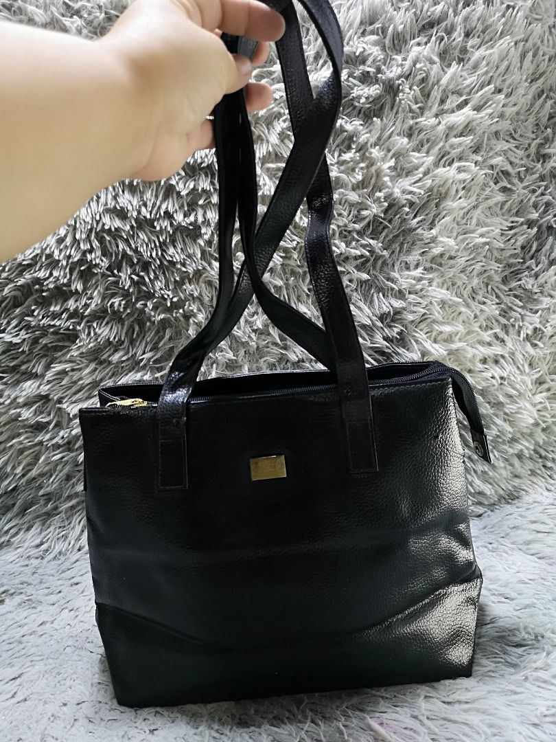 Black leather Shoulder Bag (Category: Shoulder Bags) located in Santa Cruz. Submitted by jmy_surplus.2 (Listing ID 1458601461, Image 3). Description: Size ; L - 9.5 W - 14 Color ; Black Type ; Shoulder bag Brand ; No brand Material ; Leather Style ; Zipper Closure Leather Shoulder bag LR 168 JMY 5 Batch #217.