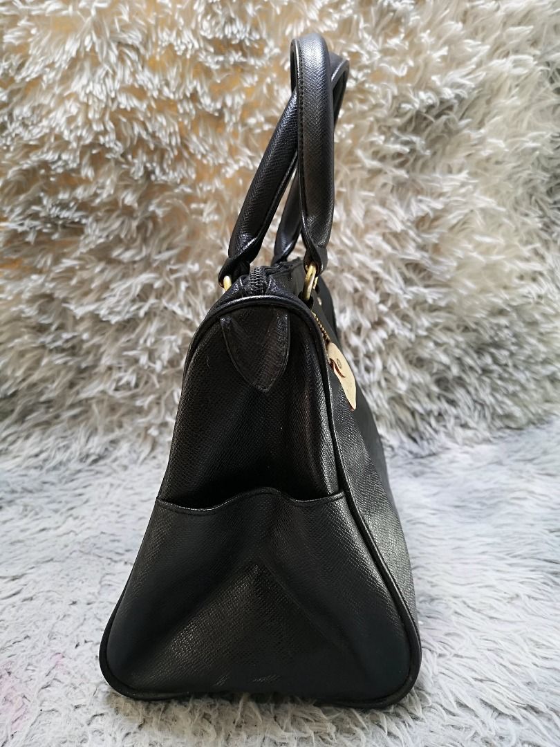Black Leather Top Handle Bag (Category: Purses & Pouches) located in Santa Cruz. Submitted by jmy_surplus.2 (Listing ID 1458564754, Image 2). Description: Size ; L - 9.5 W - 12 Color ; Black Type ; Hand Bag Brand ; No brand Material ; Leather Style ; Black leather Hand Bag LR 168 JMY 5 Batch #216.