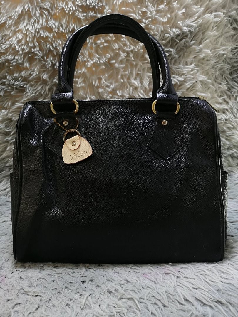 Black Leather Top Handle Bag (Category: Purses & Pouches) located in Santa Cruz. Submitted by jmy_surplus.2 (Listing ID 1458564754, Image 3). Description: Size ; L - 9.5 W - 12 Color ; Black Type ; Hand Bag Brand ; No brand Material ; Leather Style ; Black leather Hand Bag LR 168 JMY 5 Batch #216.