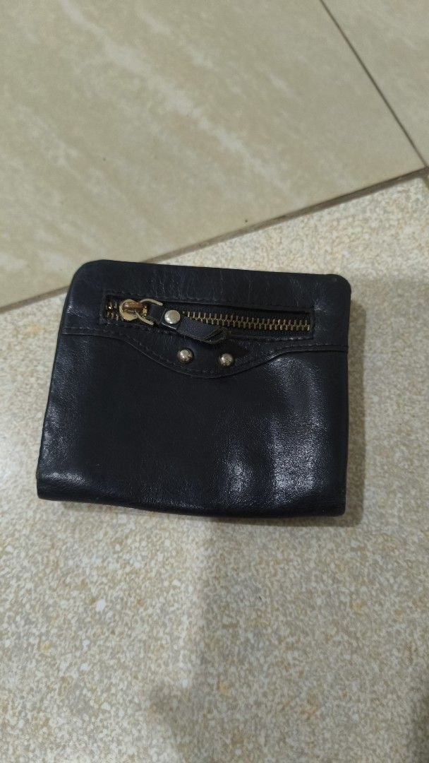 Black Leather Wallet with Zipper Pocket (Category: Wallets & Card holders) located in Caloocan City. Submitted by majehjembo8 (Listing ID 1458627960, Image 1). Description: - Classic black leather wallet - Features a zippered pocket on the front - Two small studs below the zipper - Simple and timeless design - Ideal for everyday use - Compact size, fits easily in pockets or bags.