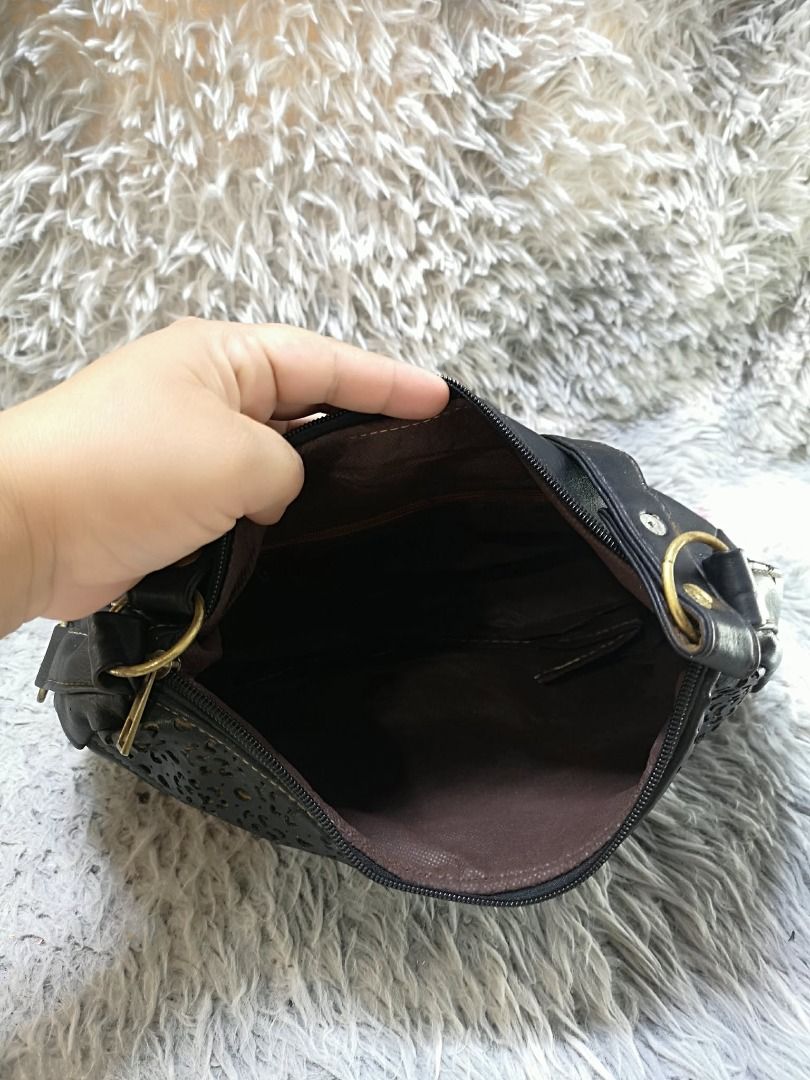 Black Soft Leather Crossbody Bag (Category: Cross-body Bags) located in Santa Cruz. Submitted by jmy_surplus.2 (Listing ID 1458570225, Image 3). Description: Size ; L - 9 W - 12 Color ; Black Type ; Crossbody Bag Brand ; No Brand Material ; Leather Style ; Black Zipper Closure Crossbody Bag LR 167 JMY 5 Batch #216.