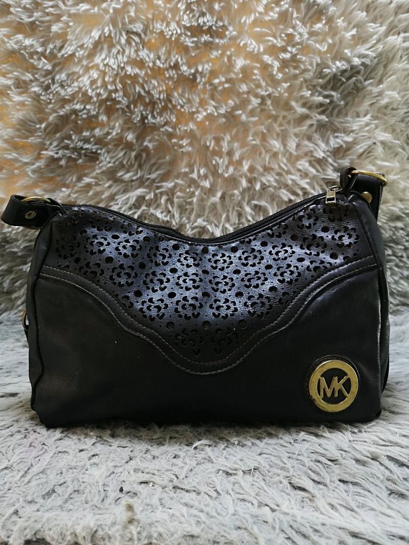 Black Soft Leather Crossbody Bag (Category: Cross-body Bags) located in Santa Cruz. Submitted by jmy_surplus.2 (Listing ID 1458570225, Image 1). Description: Size ; L - 9 W - 12 Color ; Black Type ; Crossbody Bag Brand ; No Brand Material ; Leather Style ; Black Zipper Closure Crossbody Bag LR 167 JMY 5 Batch #216.