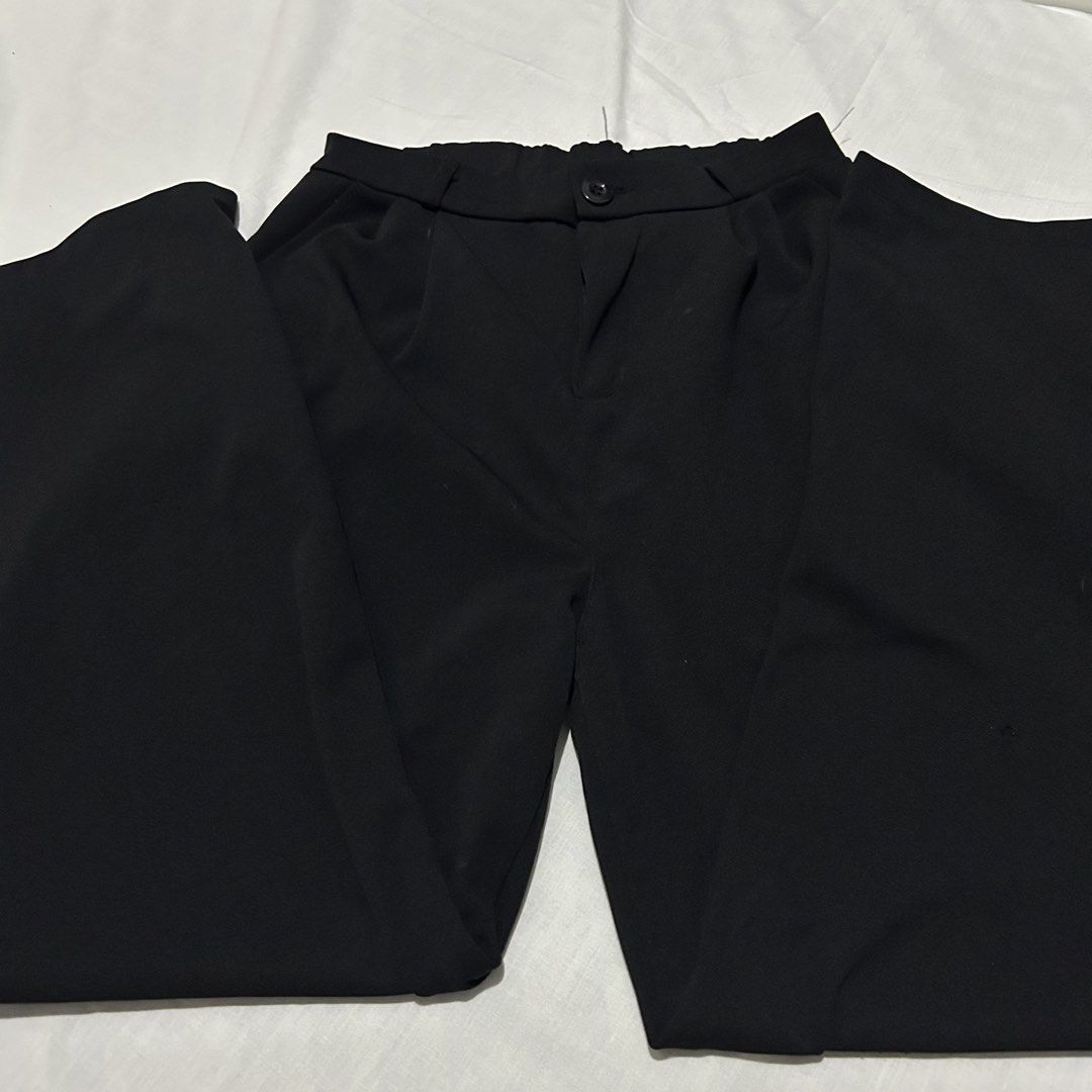 Black Wide Leg Trousers (Category: Other Bottoms) located in San Jose del Monte. Submitted by haiixaa (Listing ID 1458647396, Image 1). Description: - Black wide-leg trousers - Sira po pockets sa loob!.