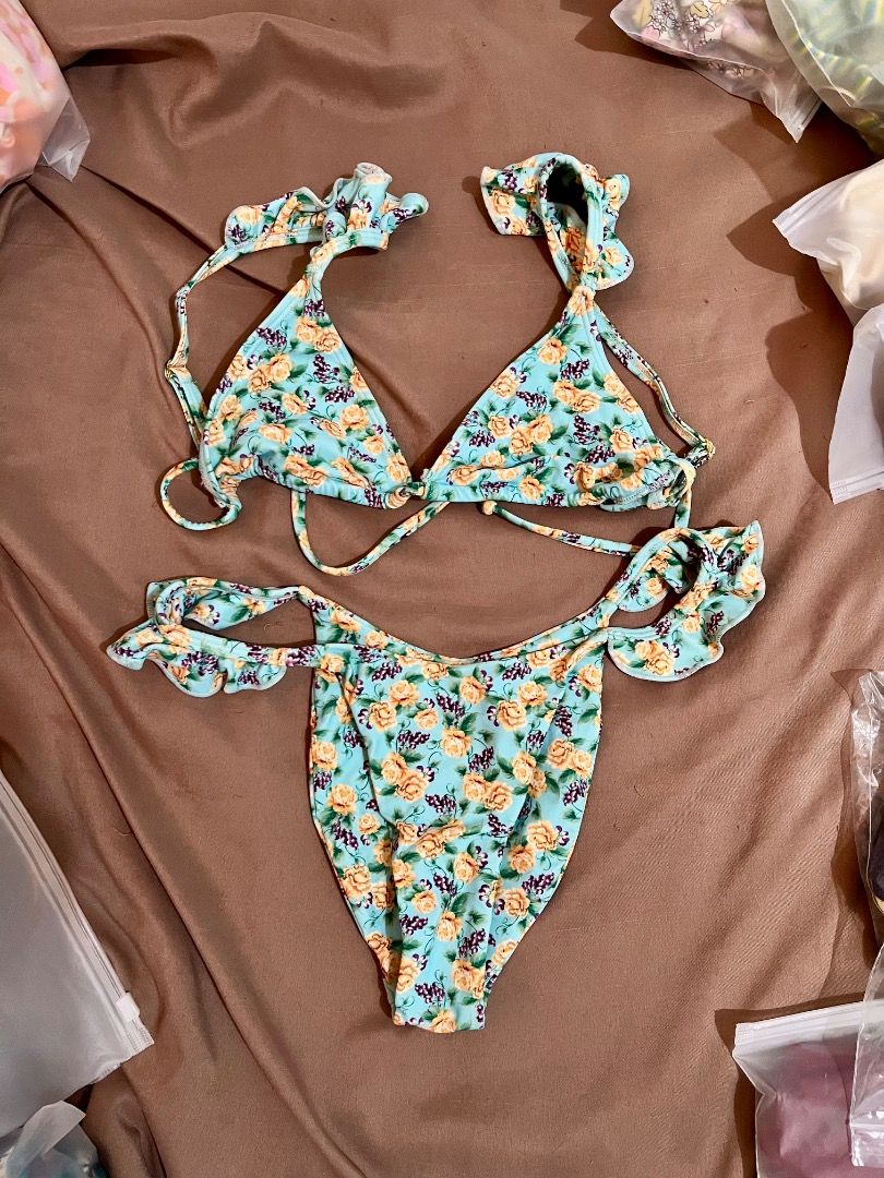 Blackbough Two Piece Set (Category: Bikinis & Swimsuits) located in Mandaue City. Submitted by its.alexandra (Listing ID 1458687994, Image 2). Description: Blackbough (used only once) - Size: top XS / bottom S - Perfect for beach trips and pool days Rfs: Gained weight 🥲.