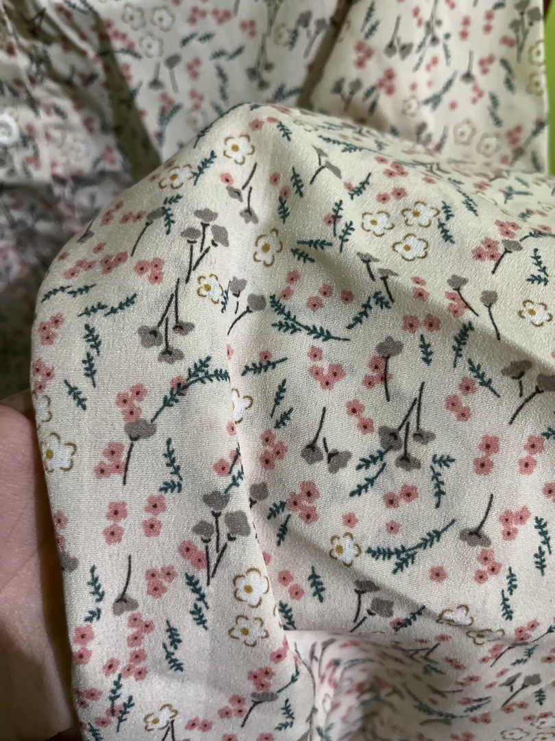 Blouse bunga2 (Category: Blouses) located in Raub. Submitted by erika20 (Listing ID 1458528689, Image 2). Description: Nak clear almari.