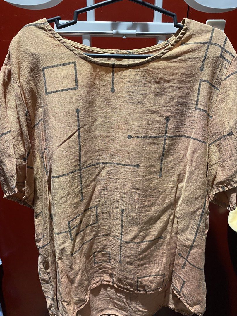 Brown Geometric Print T-shirt (Category: Tshirts & Polo Shirts ) located in Bauang. Submitted by nrrandomthings (Listing ID 1458659577, Image 1). Description: - Casual brown t-shirt - Unique geometric pattern - Short sleeves - Round neckline - Textured fabric look - Ideal for everyday wear - Pairs easily with jeans or shorts.