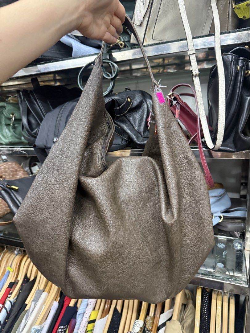 Brown Leather Hobo Bag (Category: Shoulder Bags) located in Manila. Submitted by fastlion.584bdf (Listing ID 1458673729, Image 1). Description: - Soft brown leather hobo bag - Textured leather finish - Spacious interior - Secure top zipper closure - Ideal for everyday use - Comfortable and easy to carry.