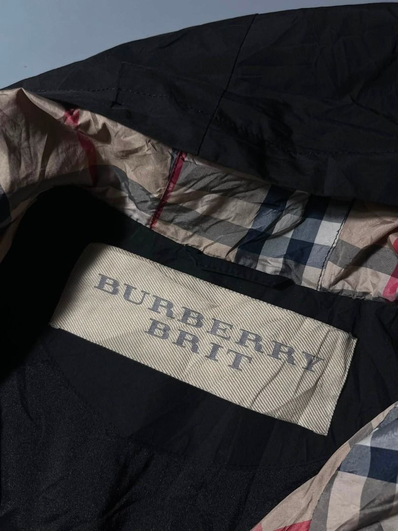 Burberry For Women (Category: Coats, Jackets and Outerwear) located in General Santos City (Dadiangas). Submitted by arjay_genita (Listing ID 1458606023, Image 3). Description: Burberry For Women ‼️Size Medium to Large (22/32) ‼️Excellent condition ‼️Color rate 9.5./10 ‼️No issue.