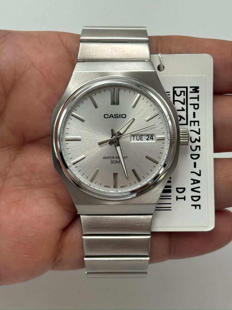 CAROUSALE! ORIGINAL CASIO SILVER DIAL MTP-E735D-7A (Category: Men's Watches) located in Manila. Submitted by lynbntz28 (Listing ID 1458513957, Image 1). Description: Model: MTP-E735D-7A / MTP-E735D-7AV Display: Analog, 3 hands Dial: Silver Case & Bezel: Stainless Steel Band: Stainless Steel Clasp: One-touch 3-fold clasp Glass: Mineral Glass Case Size: 44.5 × 37.5 × 8.4 mm Weight: 110 g Water Resistance: 50M / 5 BAR Functions: Day & Date display A