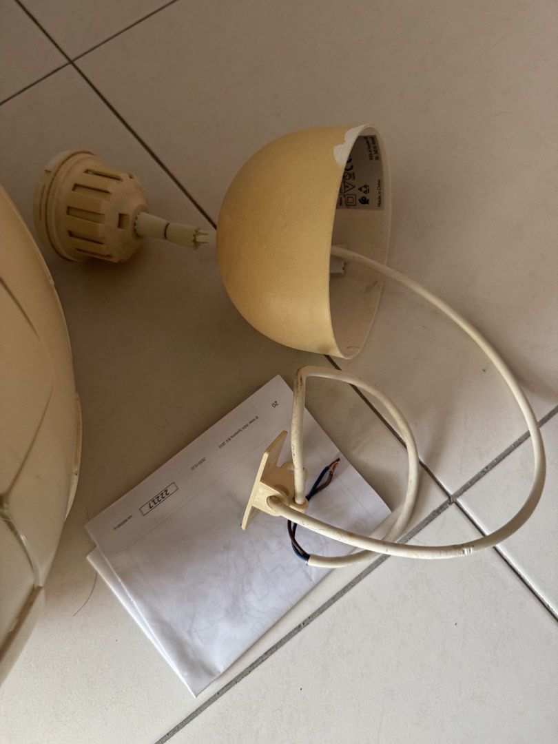Ceiling light (Category: Lighting) located in Singapore. Submitted by mrs.j (Listing ID 1458595502, Image 3). Description: Still functioning. Great for someone who wish to DIY.