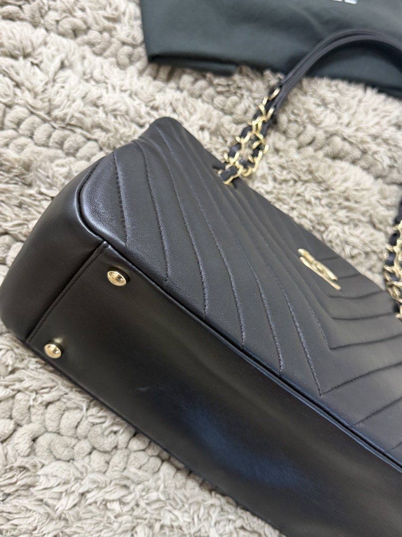 Chanel bag (Category: Luxury Bags & Wallets) located in Quezon City. Submitted by luxury.xy (Listing ID 1458499749, Image 3). Description: 100% authentic CC Chevron tote bag in lambskin Hologram intact series 20 with dust bag Minimal signs of normal wear No tears/rips See photos for details MOP: BDO/BPI/Paypal SF c/o buyer via GRAB/LBC All sales are final!.