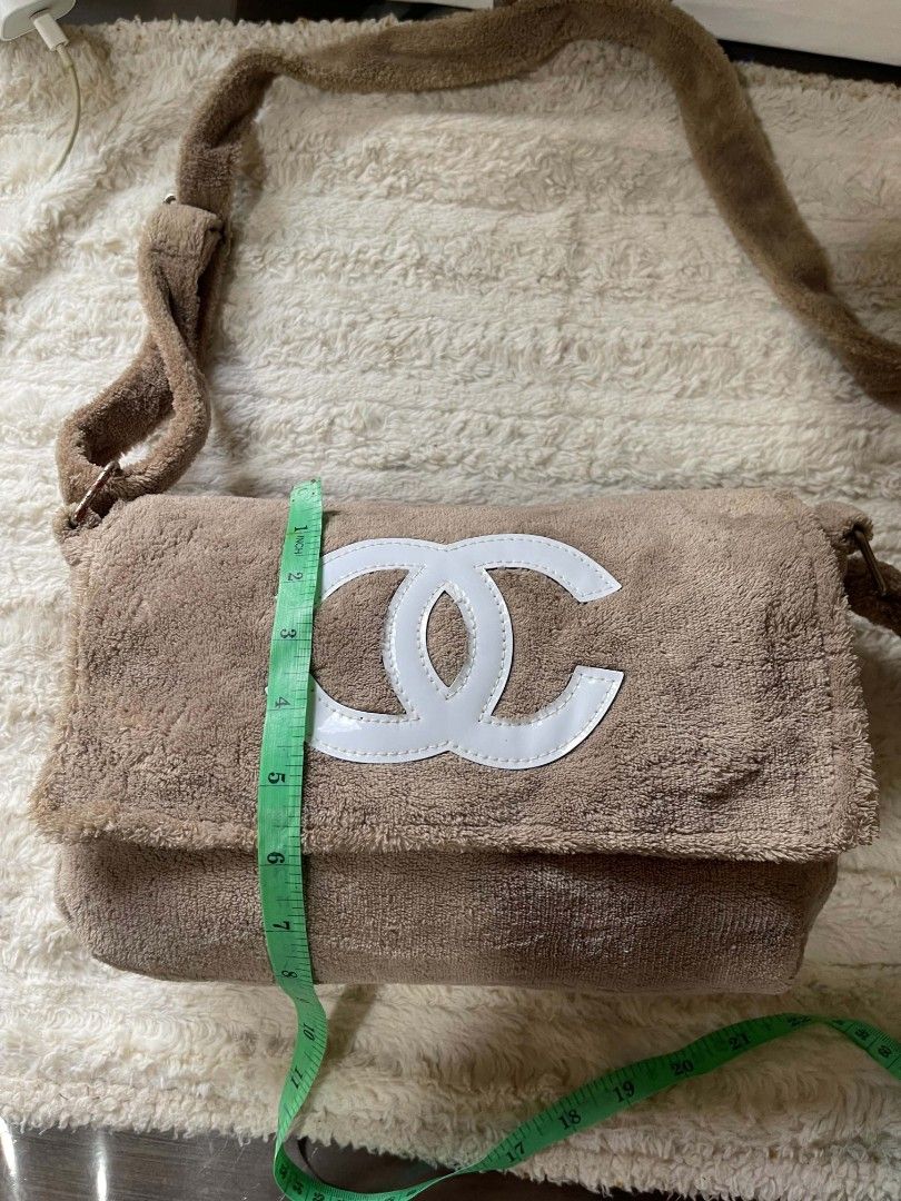 Chanel Precision sling bag Original (Category: Cross-body Bags) located in Naawan. Submitted by twillycalledprelovedbags (Listing ID 1458551366, Image 3). Description: issue etikita and may paint red sa hardware.