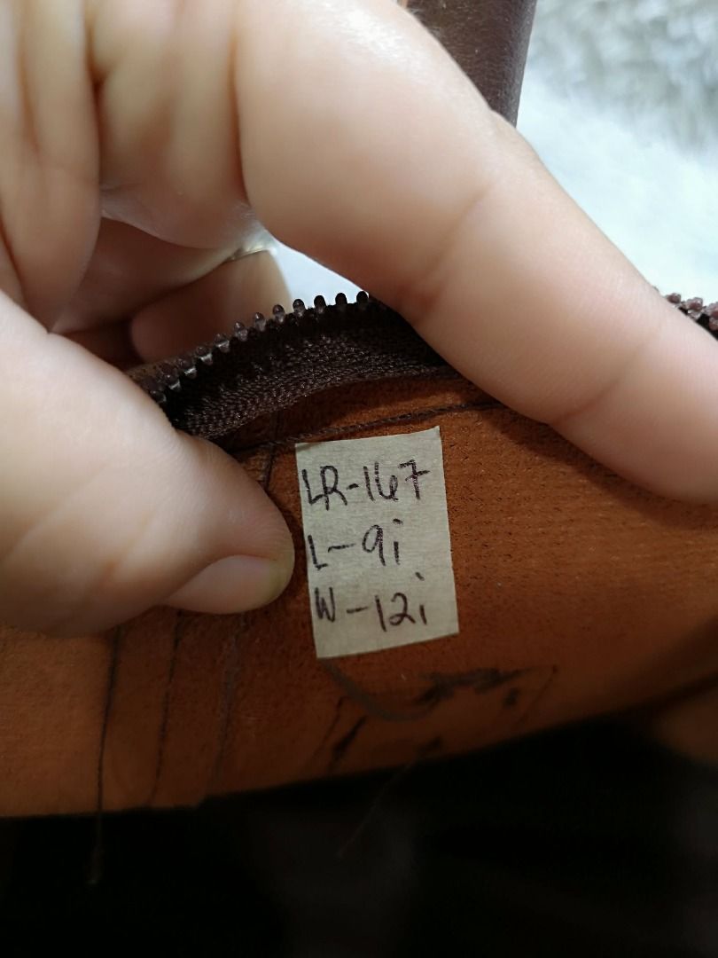 Choco brown Leather hand & Sling Bag (Category: Cross-body Bags) located in Santa Cruz. Submitted by jmy_surplus.2 (Listing ID 1458578091, Image 2). Description: Size ; L - 9 W - 12 Color ; Choco brown Type ; Hand & Sling Bag Brand ; No brand Material ; Leather Style ; Choco brown leather Bag LR 167 JMY 5 Batch #217.
