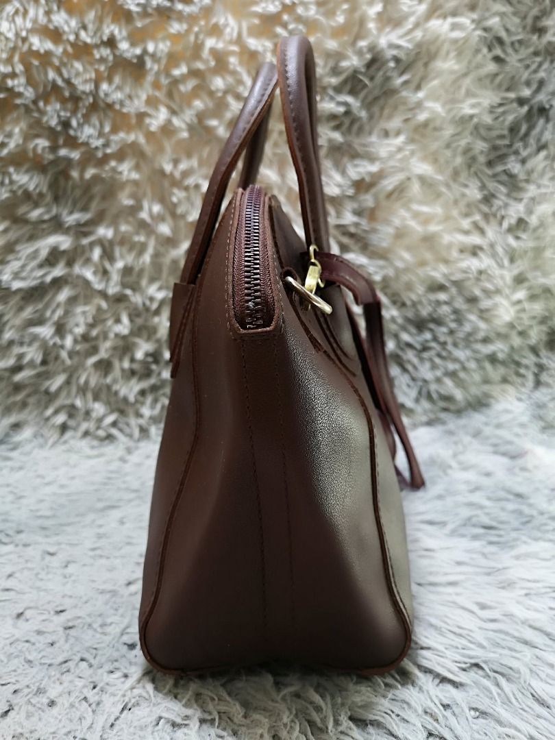 Choco brown Leather hand & Sling Bag (Category: Cross-body Bags) located in Santa Cruz. Submitted by jmy_surplus.2 (Listing ID 1458578091, Image 3). Description: Size ; L - 9 W - 12 Color ; Choco brown Type ; Hand & Sling Bag Brand ; No brand Material ; Leather Style ; Choco brown leather Bag LR 167 JMY 5 Batch #217.