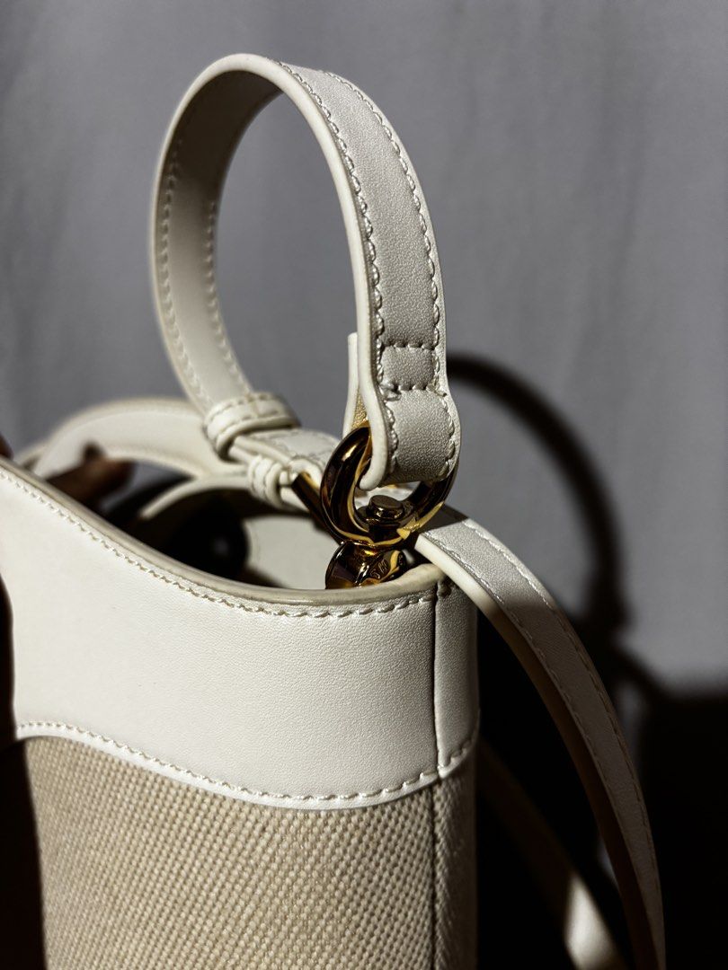 C&K Cute Cross Body Bag (Category: Cross-body Bags) located in Tuguegarao City. Submitted by whimsyfinds7 (Listing ID 1458673334, Image 2). Description: - free shipping around luzon - ONHAND ready to ship.