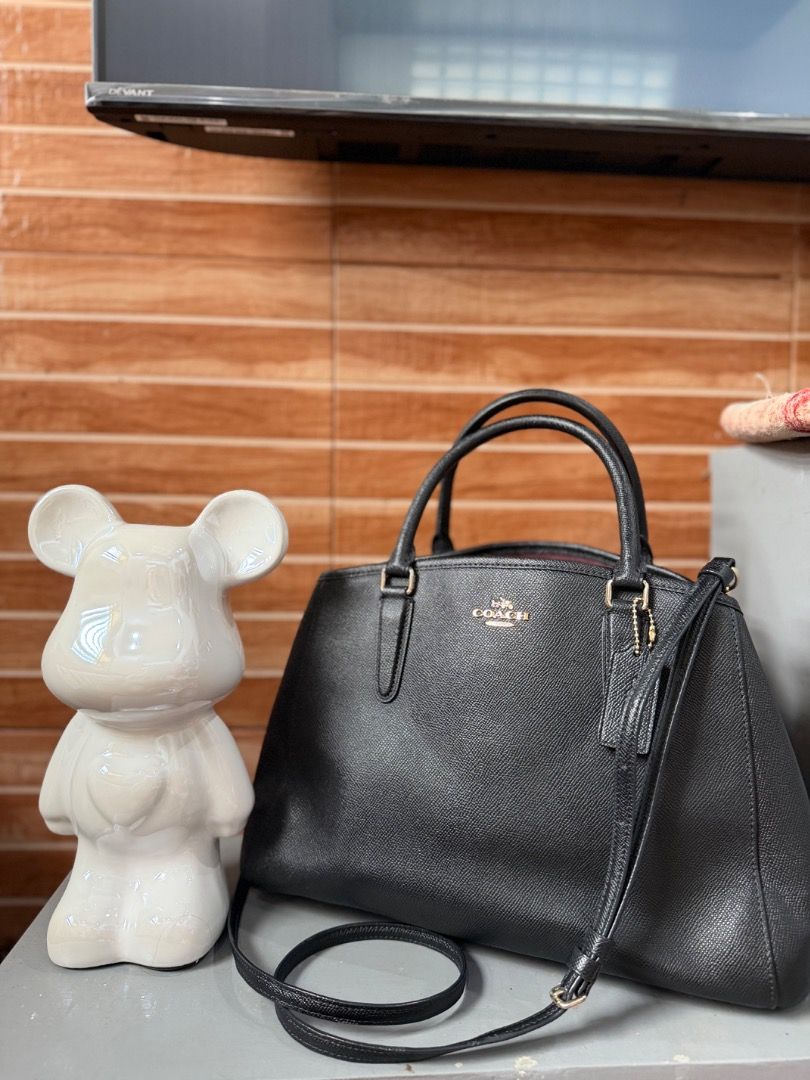 Coach Bag (Category: Cross-body Bags) located in Bacolod City. Submitted by luxxcollectionsbytetz (Listing ID 1458659050, Image 1). Description: Coach Bag Original .