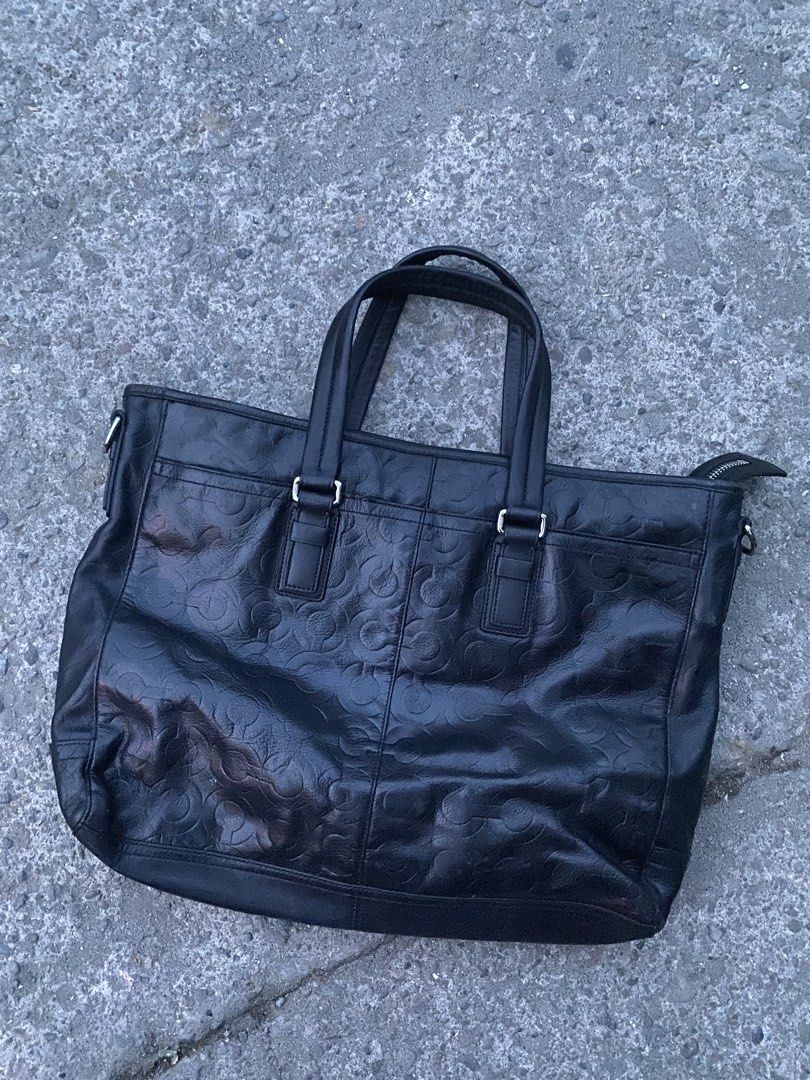 Coach Business Tote Bag (Category: Luxury Bags & Wallets) located in Leyte. Submitted by lesterjacaseno (Listing ID 1458584231, Image 2). Description: Coach Business Tote Bag.
