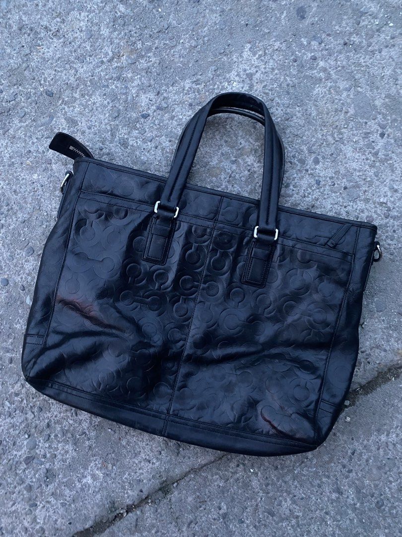 Coach Business Tote Bag (Category: Luxury Bags & Wallets) located in Leyte. Submitted by lesterjacaseno (Listing ID 1458584231, Image 1). Description: Coach Business Tote Bag.