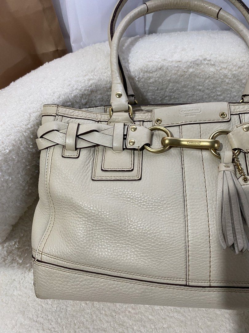 Coach Hampton Shoulder Bag (Category: Shoulder Bags) located in Bulacan. Submitted by red.basket24 (Listing ID 1458565522, Image 2). Description: ❣️AVAILABLE❣️CCH Hampton Shoulder Bag 🏷️Mine: 4,500 php 📌Size: Medium 📌Condition:Lightly Used- flaws, if any is barely noticeable. 🌸YKK Zip 🌸Present Creed and Hangtag 🌸Gold hardwares 🌸No runs/rubs Flaw/s: ‼️ minimal corner wears barely noticeable NOTE: 📌Display accessories are not included and f