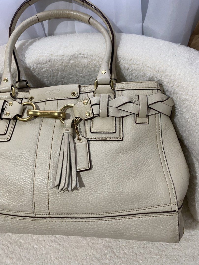 Coach Hampton Shoulder Bag (Category: Shoulder Bags) located in Bulacan. Submitted by red.basket24 (Listing ID 1458565522, Image 3). Description: ❣️AVAILABLE❣️CCH Hampton Shoulder Bag 🏷️Mine: 4,500 php 📌Size: Medium 📌Condition:Lightly Used- flaws, if any is barely noticeable. 🌸YKK Zip 🌸Present Creed and Hangtag 🌸Gold hardwares 🌸No runs/rubs Flaw/s: ‼️ minimal corner wears barely noticeable NOTE: 📌Display accessories are not included and f
