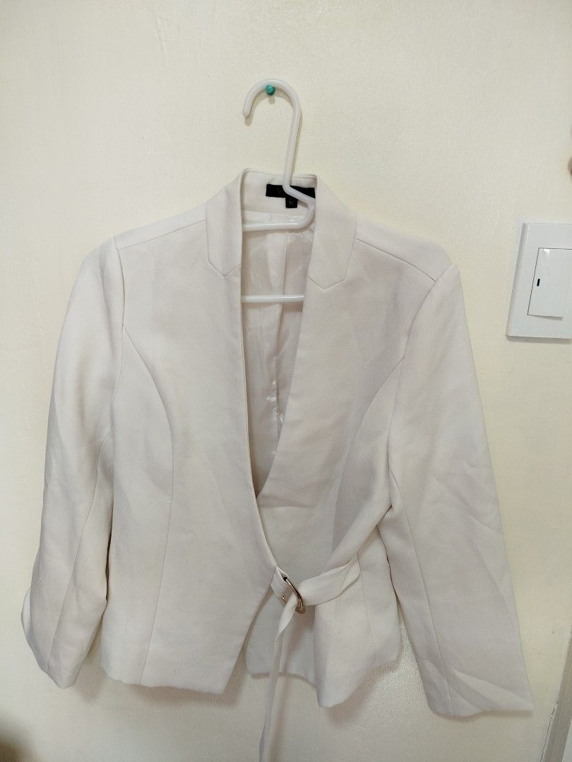 Cute White Coat (Category: Coats, Jackets and Outerwear) located in Bacoor. Submitted by gayle_xxiii (Listing ID 1458587350, Image 1). Description: - cute - easy to pair with any pants, skirts, shorts.