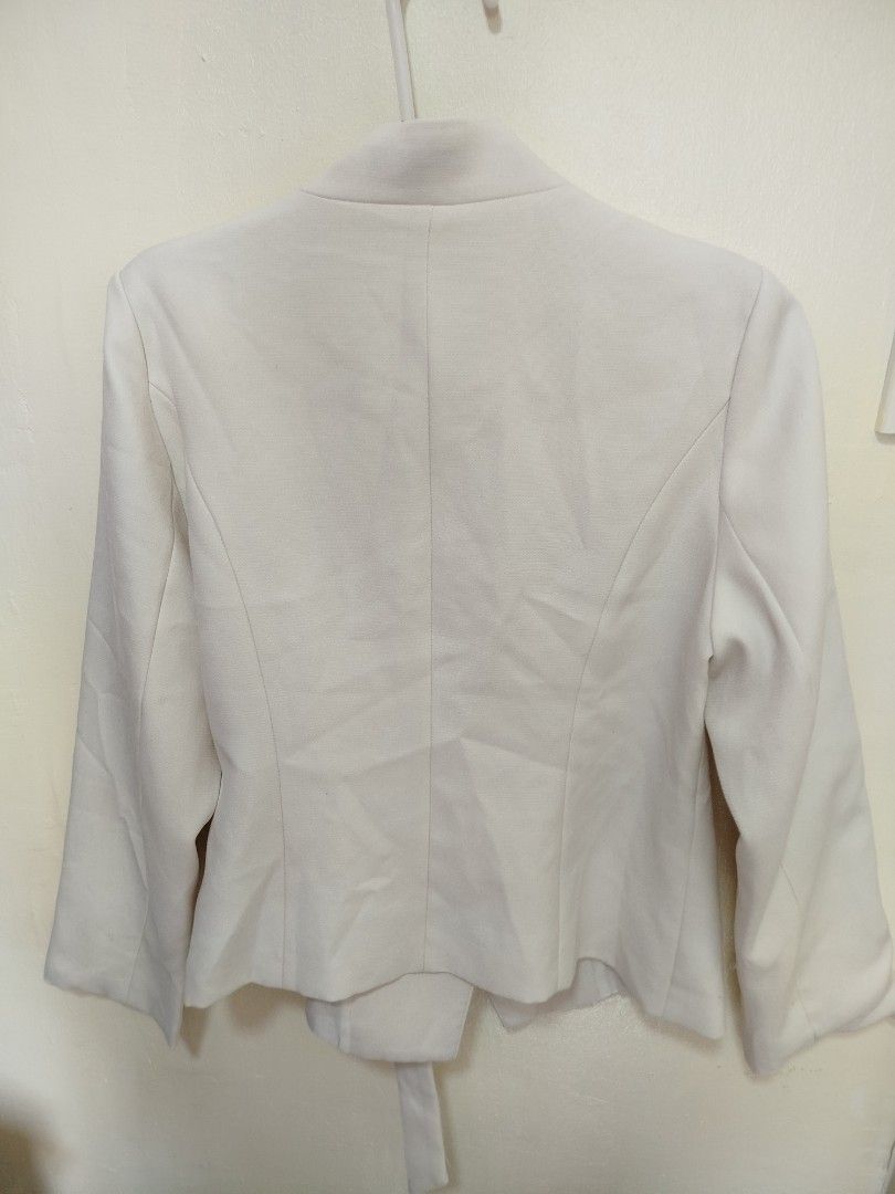 Cute White Coat (Category: Coats, Jackets and Outerwear) located in Bacoor. Submitted by gayle_xxiii (Listing ID 1458587350, Image 3). Description: - cute - easy to pair with any pants, skirts, shorts.