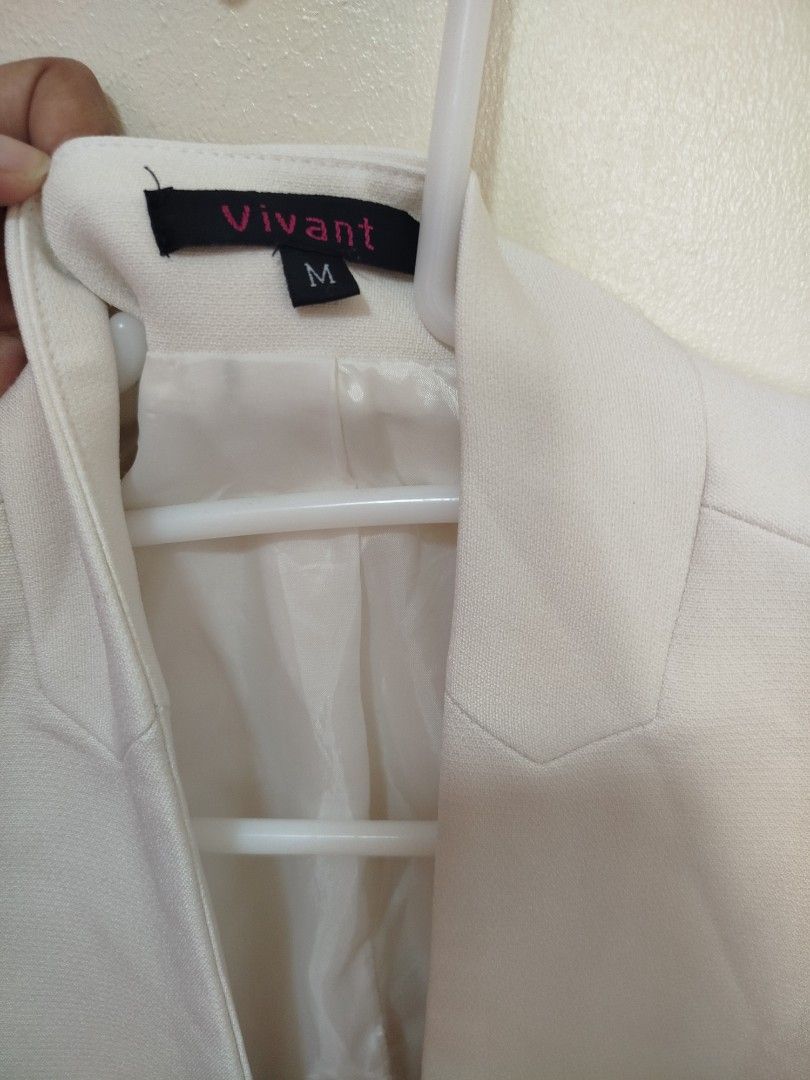 Cute White Coat (Category: Coats, Jackets and Outerwear) located in Bacoor. Submitted by gayle_xxiii (Listing ID 1458587350, Image 2). Description: - cute - easy to pair with any pants, skirts, shorts.