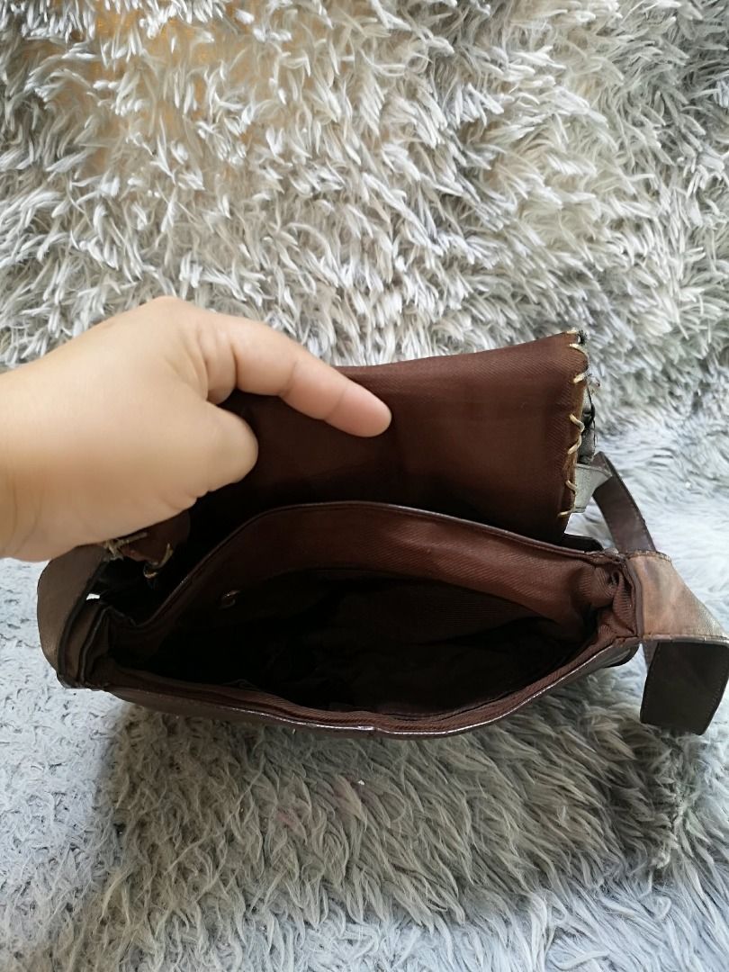 Dark Brown Flap leather Crossbody Bag (Category: Cross-body Bags) located in Santa Cruz. Submitted by jmy_surplus.2 (Listing ID 1458565660, Image 2). Description: Size ; L - 9 W - 11 Color ; Dark brown Type ; Crossbody Bag Brand ; No brand Material ; Leather Style ; Saddle Crossbody Bag LR 168 JMY 5 Batch #216.