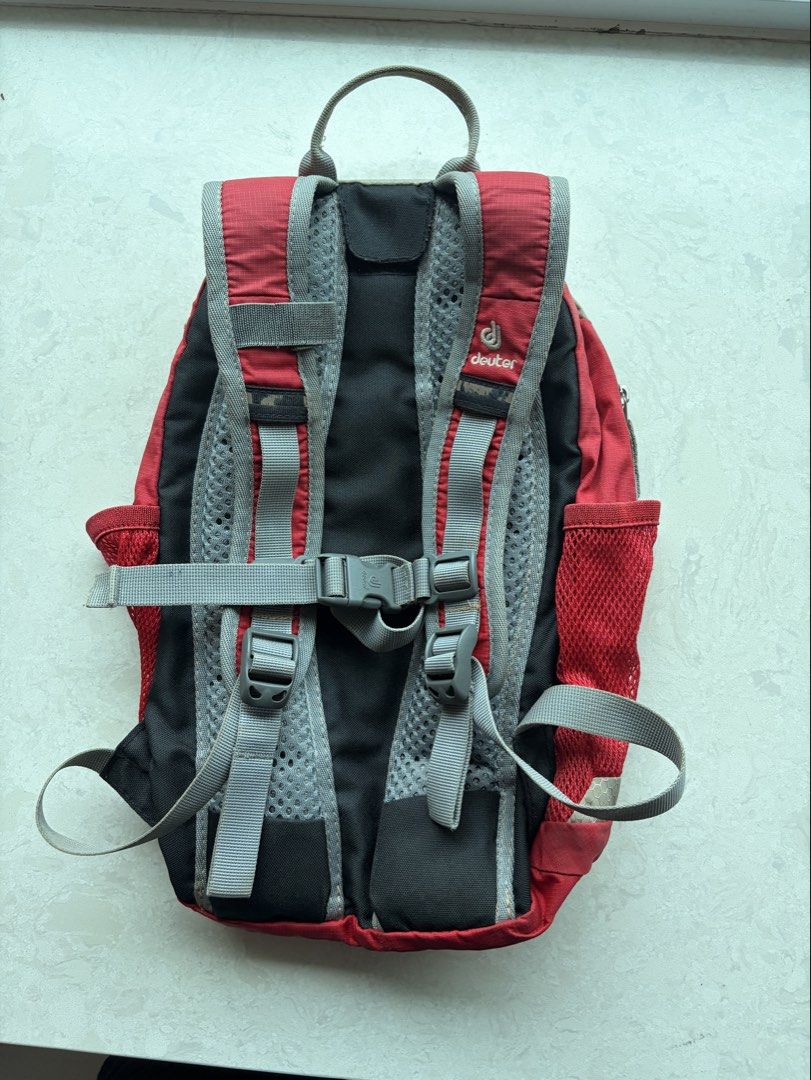 Deuter kids backpack （分類：嬰兒及小童流行時尚）位於 Hong Kong。 由 safewind-182426 提交（商品編號 1458597512，圖片 2）。簡介： Genuine red Deuter backpack for girls or boys. Mesh side pockets for water bottles and buckles for security. Many compartments and working zips.。