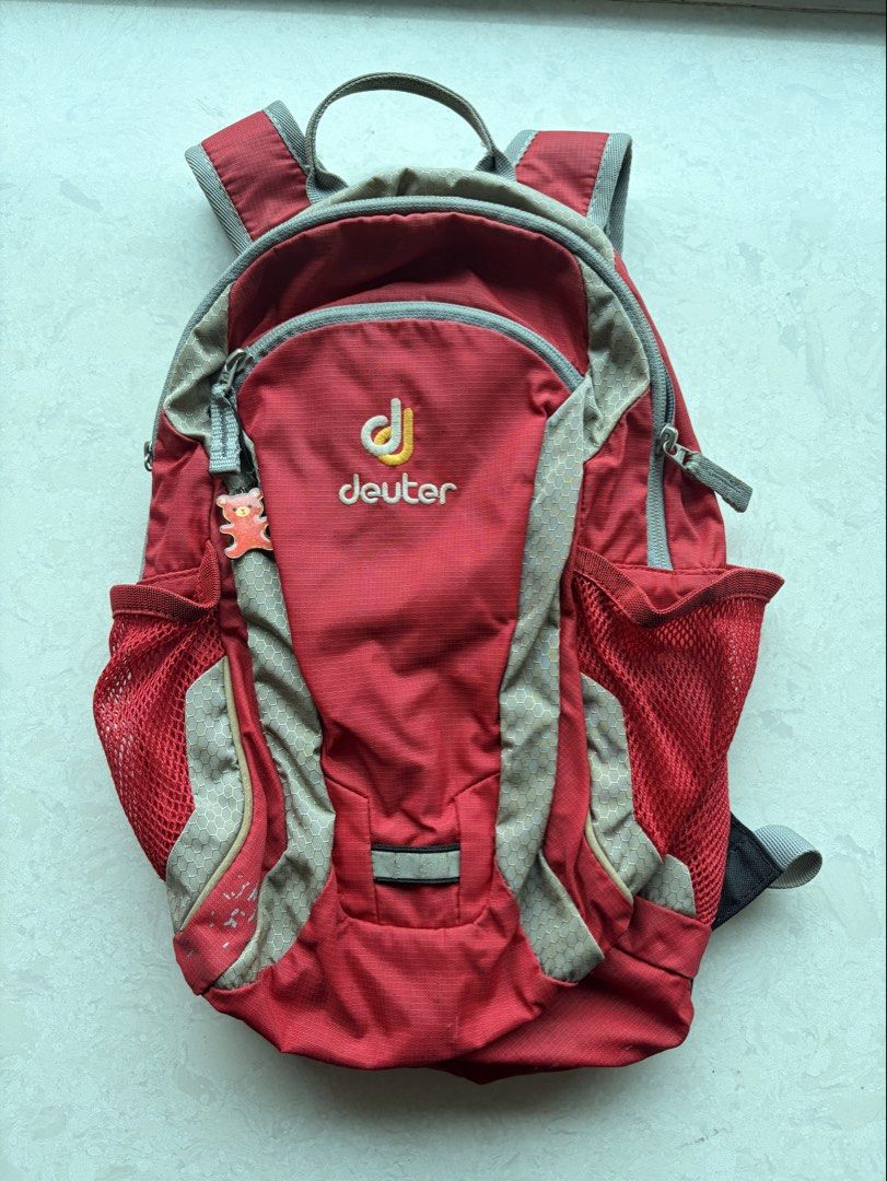 Deuter kids backpack （分類：嬰兒及小童流行時尚）位於 Hong Kong。 由 safewind-182426 提交（商品編號 1458597512，圖片 1）。簡介： Genuine red Deuter backpack for girls or boys. Mesh side pockets for water bottles and buckles for security. Many compartments and working zips.。