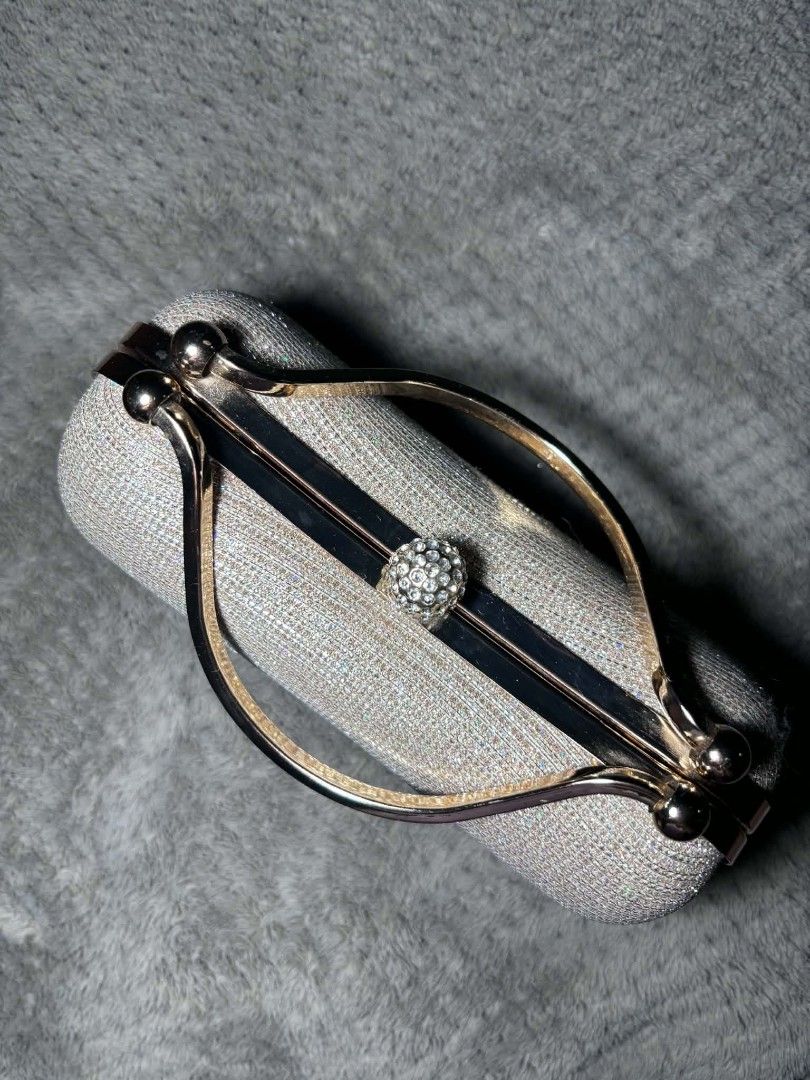 Evening Clutch Bag (Category: Clutches) located in Manila. Submitted by jane_015 (Listing ID 1458668433, Image 3). Description: - Stunning sparkly gold clutch - Elegant rhinestone ball clasp - Lined with black fabric interior - Includes a delicate gold chain - Ideal for parties, weddings, and special events - A true eye-catcher! 📌 Color: Light Gold 📌 Price: ₱300 Location: Antipolo 🚚 Shipping available — buyer shoulders shipping fee 🛵 Same-day