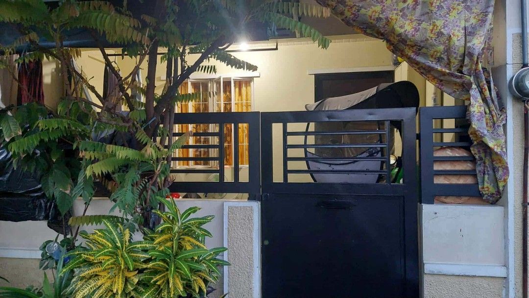 For Assume Townhouse (Category: Townhouse) located in Manila. Submitted by swshop.705 (Listing ID 1458521119, Image 1). Description: For assume, balance thru Pag- Ibig. Updated amilyar. (700k bal.) 7k monthly. Message me for more info..