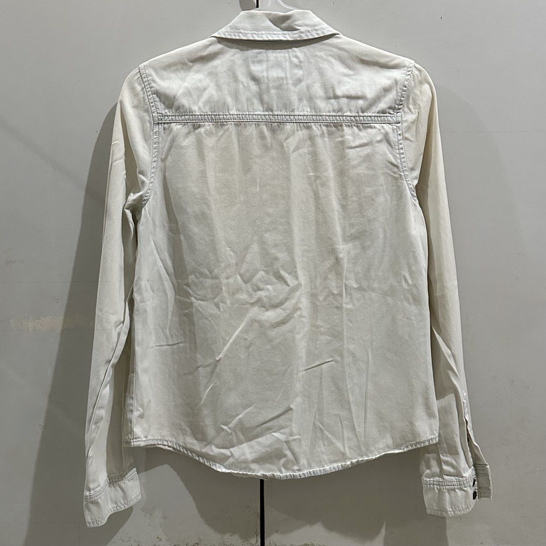 Forever 21 White Long Sleeve Button Up Shirt (Category: Longsleeves) located in Mandaluyong City. Submitted by rosefran (Listing ID 1458642004, Image 2). Description: For Sale Forever 21 White Long Sleeve Button Up Shirt Size: Small Price: 200 negotiable RFS: Decluttering - White long sleeve button-up shirt from Forever 21 - Features a classic chest pocket - Material has a chambray or denim-like appearance - Perfect for casual outfits or as a lay