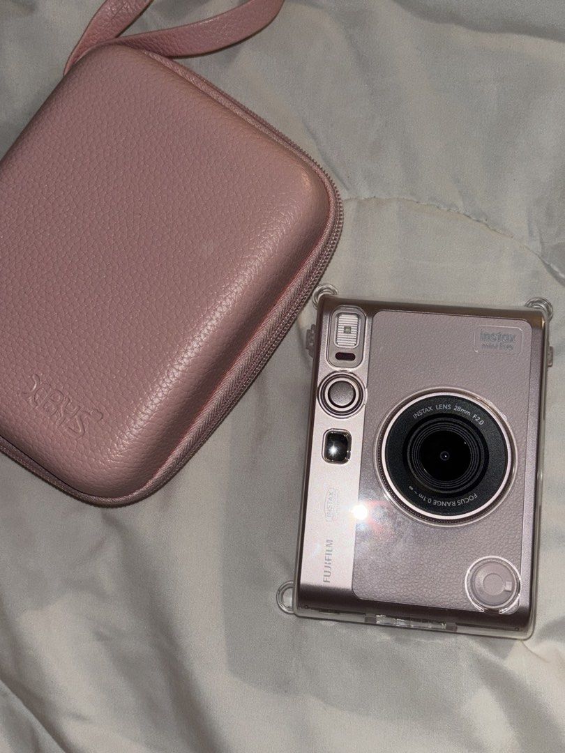 Fujifilm Instax Mini Evo - PINK (Category: Cameras) located in Cebu City. Submitted by catsilog143 (Listing ID 1458624076, Image 1). Description: Yoohoo dito tingin!!! 😻😻 bilhin nio na guys plssss😞😞🙏 Got it january 2026 • with original box • pink case • clear case (on the cam) • no sd card included • no films inside (it literally hasn’t been used talaga) RFS : not used much, needing an ipad !! PAYMENT : gcash COURIER : LBC .