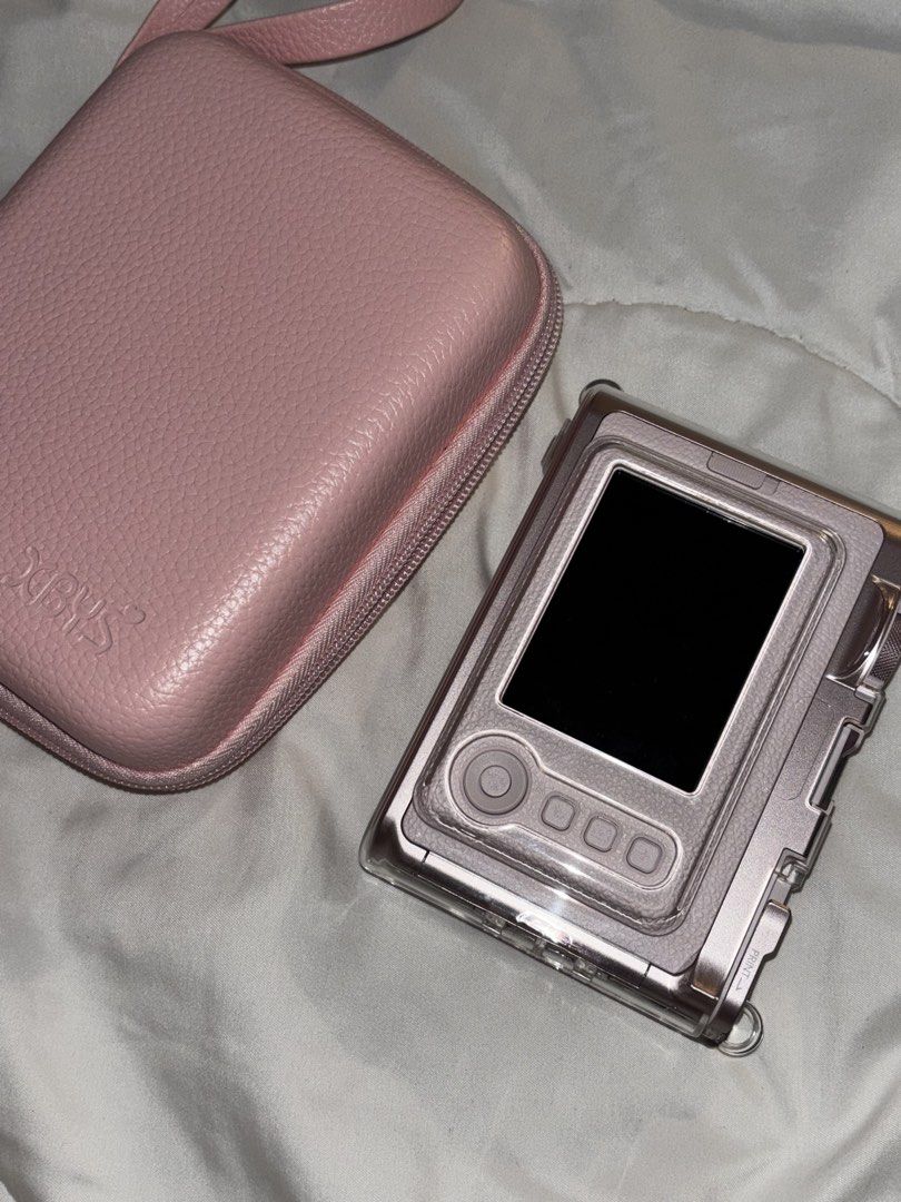 Fujifilm Instax Mini Evo - PINK (Category: Cameras) located in Cebu City. Submitted by catsilog143 (Listing ID 1458624076, Image 2). Description: Yoohoo dito tingin!!! 😻😻 bilhin nio na guys plssss😞😞🙏 Got it january 2026 • with original box • pink case • clear case (on the cam) • no sd card included • no films inside (it literally hasn’t been used talaga) RFS : not used much, needing an ipad !! PAYMENT : gcash COURIER : LBC .