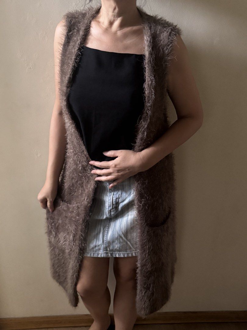 furry brown top coat (Category: Coats, Jackets and Outerwear) located in Manila. Submitted by homeawayfromhome9 (Listing ID 1458500473, Image 1). Description: -bust 36 in (stretchy) -length from back 39in -shoulder 15in .