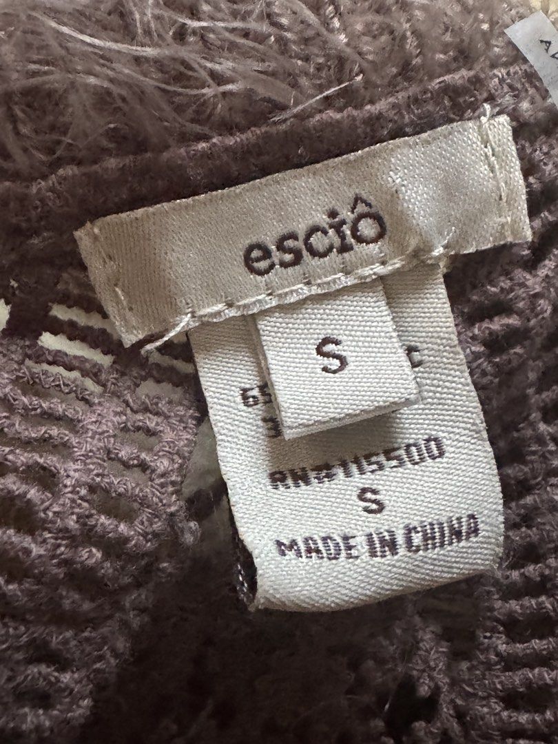 furry brown top coat (Category: Coats, Jackets and Outerwear) located in Manila. Submitted by homeawayfromhome9 (Listing ID 1458500473, Image 3). Description: -bust 36 in (stretchy) -length from back 39in -shoulder 15in .