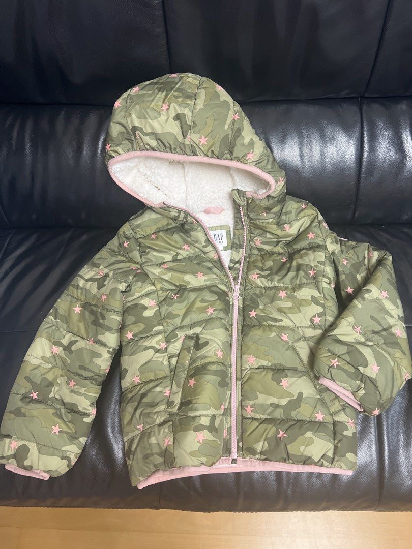 Gap Winter Jacket （分類：嬰兒及小童流行時尚）位於 Hong Kong。 由 more9 提交（商品編號 1458672437，圖片 1）。簡介： Hey there! Check out this super cute Gap winter jacket for your little one. It's a size 4-7 years and features a cool camouflage print with adorable pink stars all over. The inside is lined with cozy sherpa, perfect for keeping warm during the colder months.。