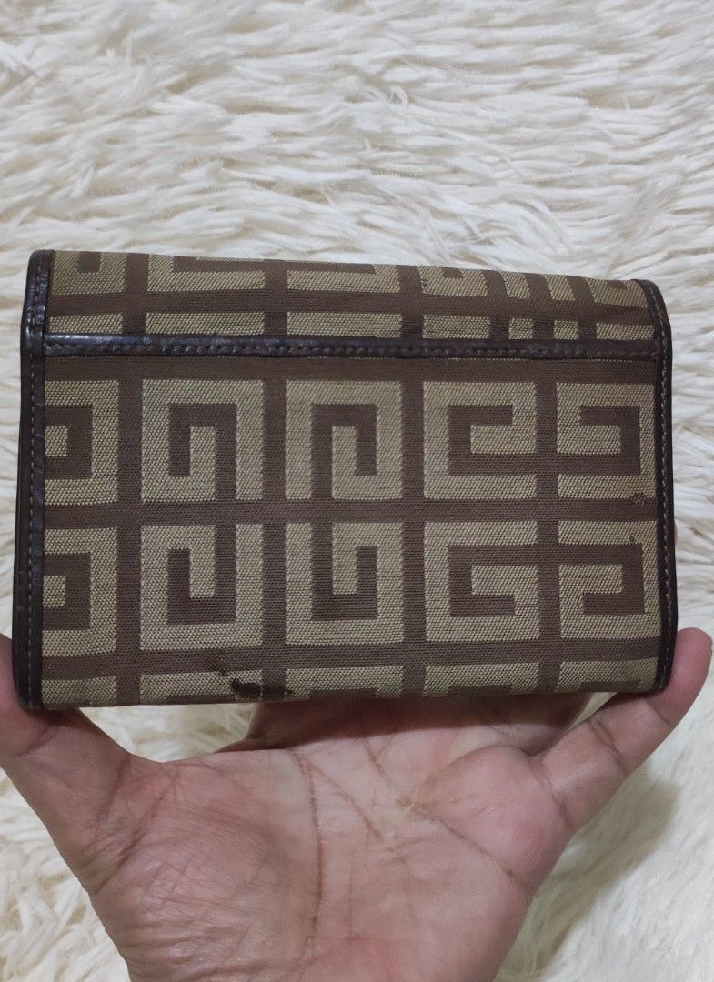 GIVENCHY (Portefeuille Marron) (Category: Luxury Bags & Wallets) located in Makati City. Submitted by yerbua103 (Listing ID 1458605779, Image 2). Description: Brown Givenchy monogram canvas bifold wallet featuring a geometric 4G logo pattern and a gold-tone brand plaque. Manage your expectations as youre buying a preloved wallet. Hairlines on the logo plaque .