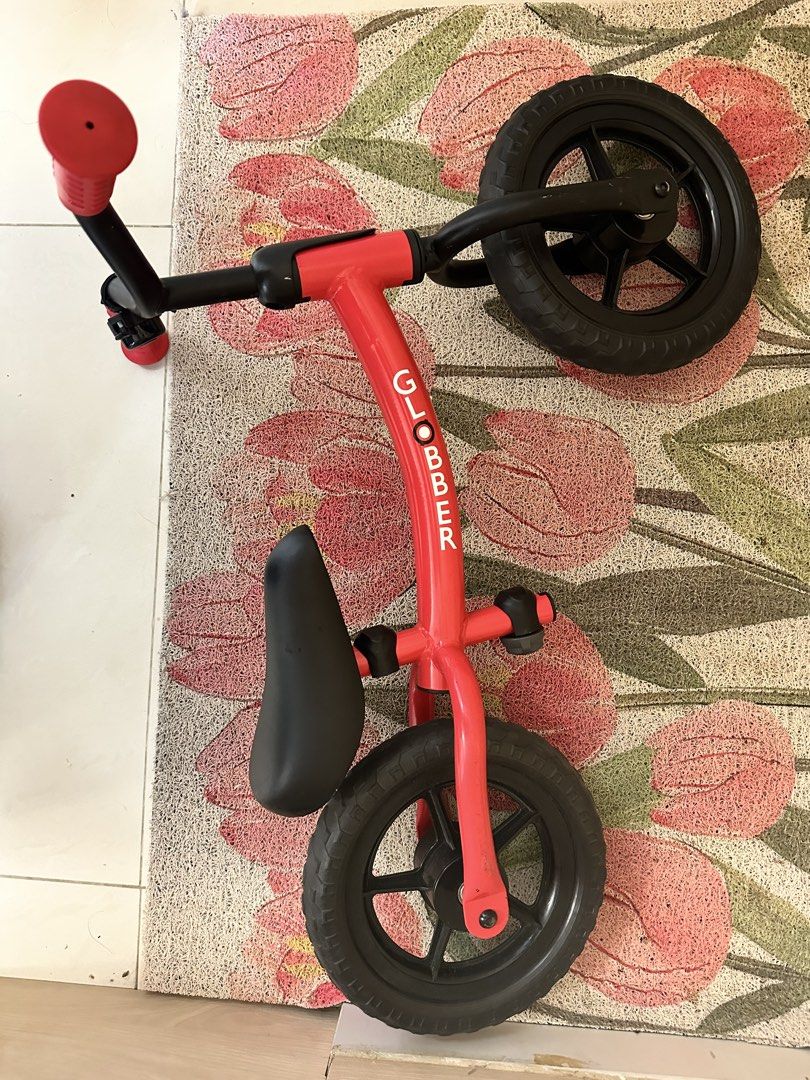 Globber紅色平衡車 （分類：其他外出用品）位於 Hong Kong。 由 babyku2020 提交（商品編號 1458603156，圖片 3）。簡介： 新舊如圖 有使用痕跡 送圖8 - mcqueen木企架（購自淘寶）。