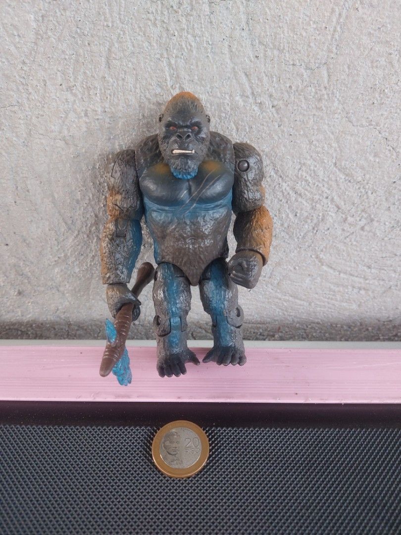 Gorilla King Kong Action Figure Toy (Category: Figurines & Statues) located in Magarao. Submitted by hotdogsandwich.flower (Listing ID 1458673544, Image 1). Description: - Cool gorilla action figure, reminiscent of King Kong. - Comes with a club accessory. - Features some paint wear on fur and joints, adding character. - Ideal for both display and play..