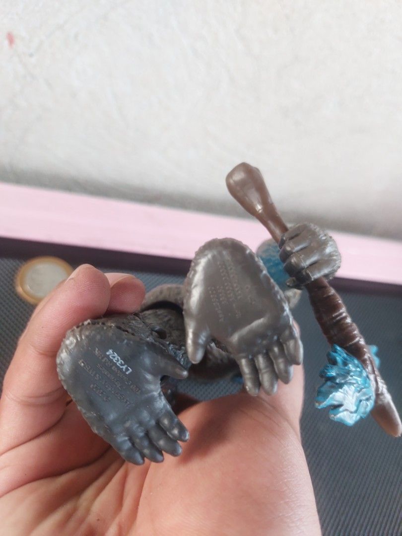 Gorilla King Kong Action Figure Toy (Category: Figurines & Statues) located in Magarao. Submitted by hotdogsandwich.flower (Listing ID 1458673544, Image 2). Description: - Cool gorilla action figure, reminiscent of King Kong. - Comes with a club accessory. - Features some paint wear on fur and joints, adding character. - Ideal for both display and play..